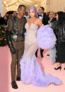 <p>Si Kylie Jenner nos sorprendió con su vestido lila de Versace con peluca a juego, no se quedó atrás su chico, Travis Scott, quien eligió un llamativo conjunto de Dior inspirado en el ejército. (Foto: Nelson Barnard / Getty Images). </p>