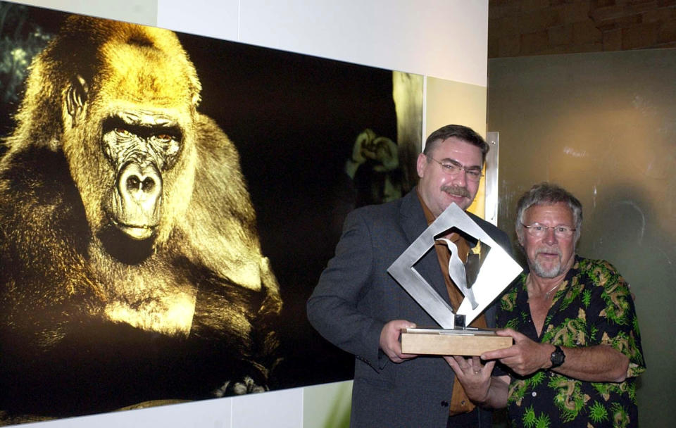 Overall winner Gerhard Schulz (Germany) and Bill Oddie, with the winning image at the Wildlife Photographer of the Year 2003 at The Natural History Museum, Cromwell Rd, London. (Photo by PA Images via Getty Images)