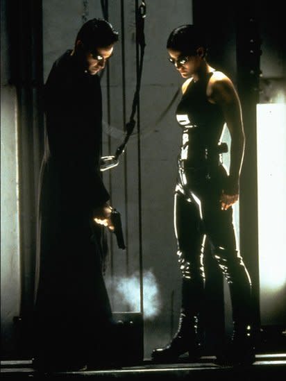 Trinity y Neo en Matrix.