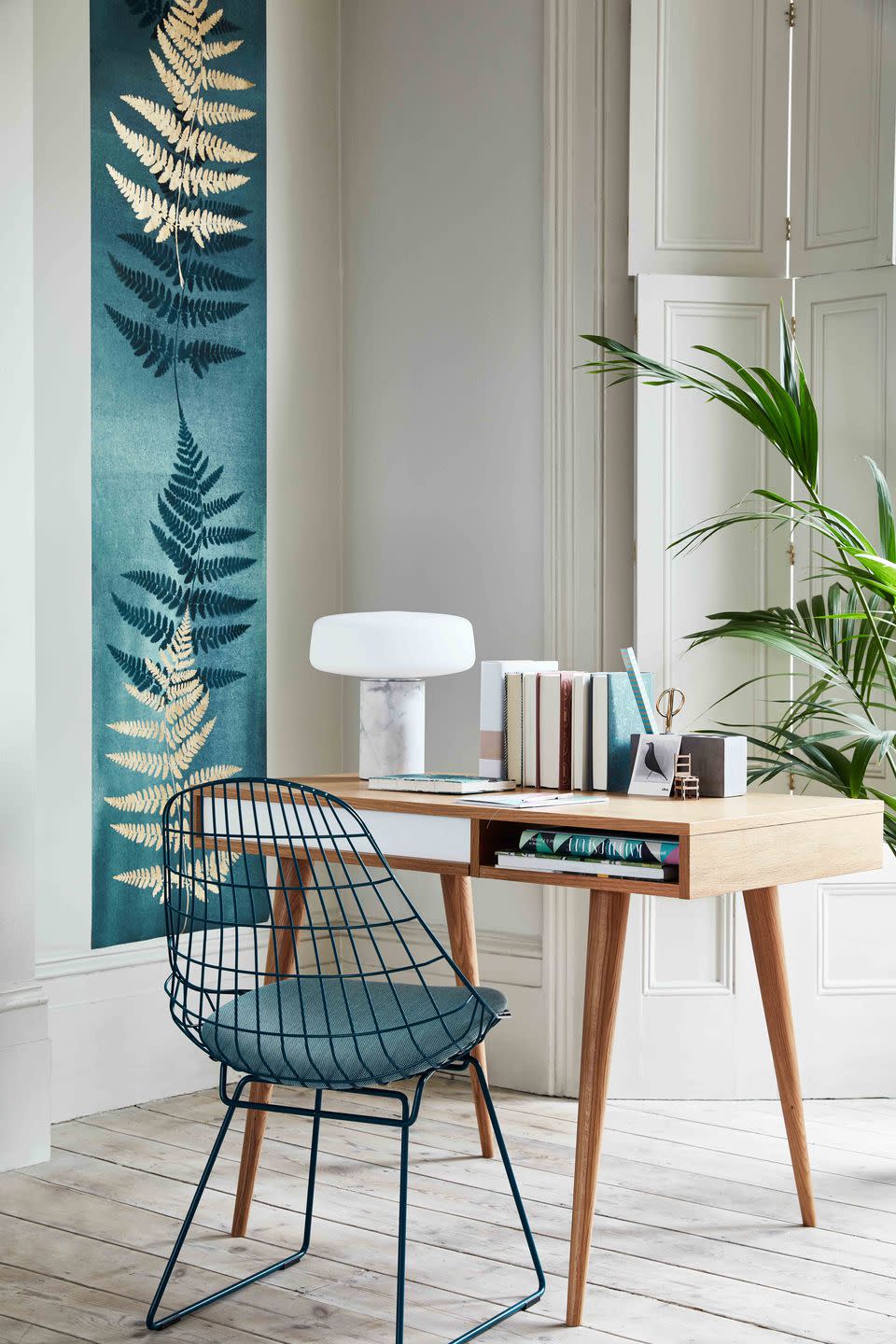 <p>Sleek furniture allows the stunning Forest Ferns wallpaper to take centre stage.<br></p>