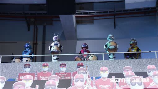 樂天桃猿機器人應援團會留在觀眾席和進場的10號隊友一起加油。（圖／記者林聖凱攝影）