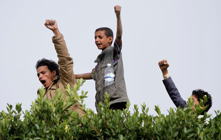 FILE PHOTO: Houthi supporters shout slogans during a rally to denounce the Saudi-led coalition's offensive on the Red Sea coast areas, in Sanaa, Yemen June 29, 2018. REUTERS/Mohamed al-Sayaghi