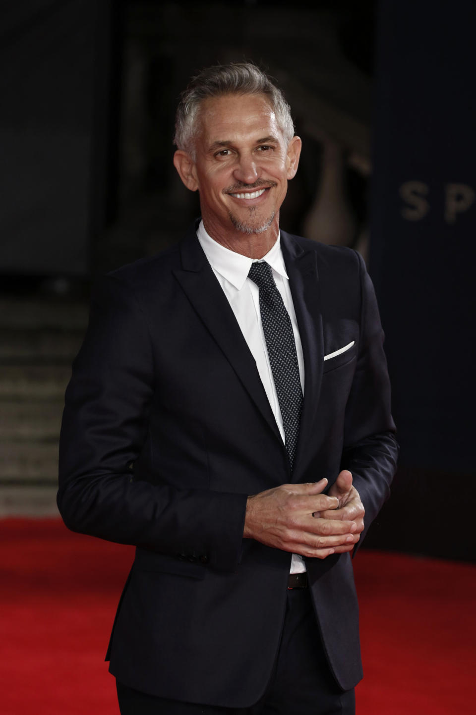 <p>Englands einstiger Rekordtorschütze Gary Lineker meldete sich ebenfalls bereits zu Wort ��� und das sehr kurz und knapp, dafür aber aussagekräftig: “Verdammte Scheiße!”, schrieb er schlichtweg. Später folgten die Worte: “Es ist keine Zeit des Triumphs, keine Zeit der Trennung, keine Zeit für Hass. Es ist die Zeit für einen Wandel, Zeit für Ruhe, Zeit für Geschichte.” Und für Ukip-Chef Nigel Farage hatte er bereits vor dem Referendum ein klares Statement parat: “Egal, wie das Ergebnis lautet, Farage bleibt immer ein Idiot.” (Bild-Copyright: John Phillips/Getty Images)</p>