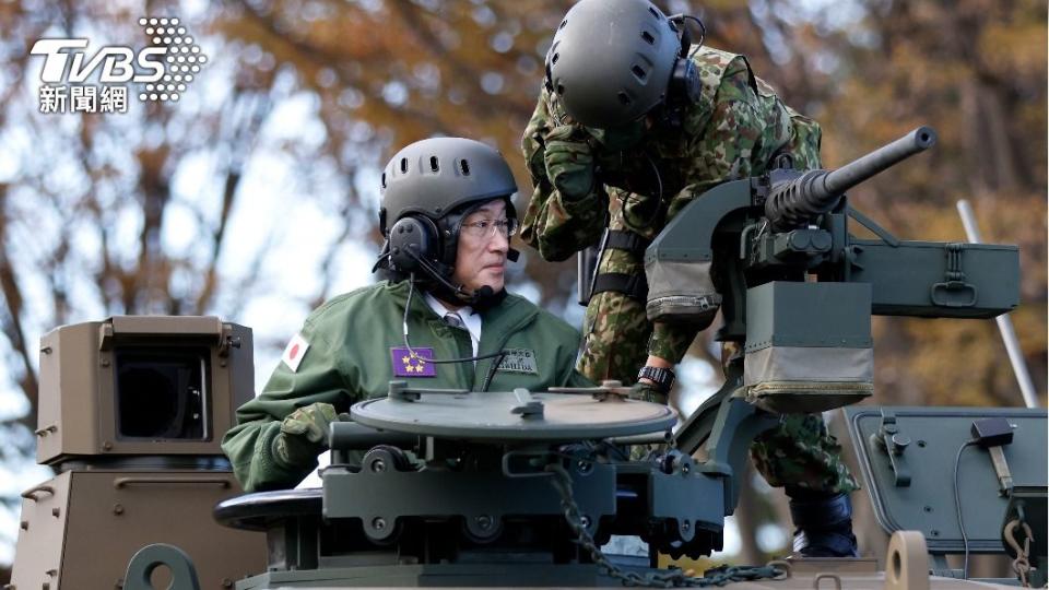 現任日本首相岸田文雄（中央）搭乘自衛隊坦克。（圖/達志影像美聯社）