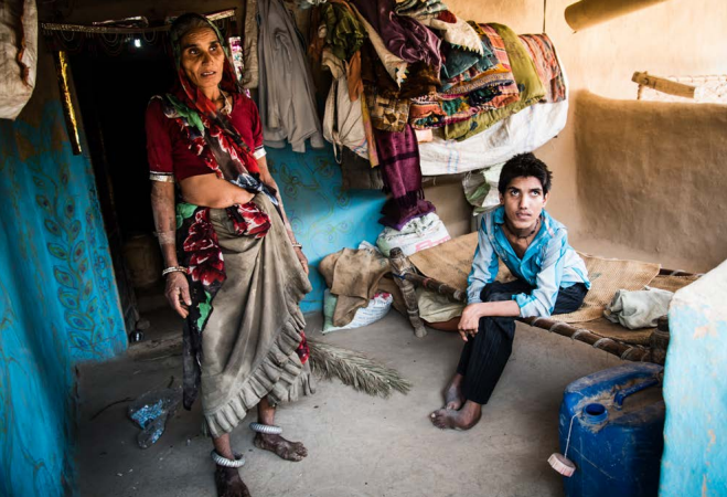 Los tres hijos de Kallu Singh, un agricultor de soja que vive cerca de la fábrica de viscosa de Aditya Birla, en Nagda, muestran signos de deterioro mental y físico con edades que van de los diez a los doce años. La familia culpa de ello al agua (Changing Markets).