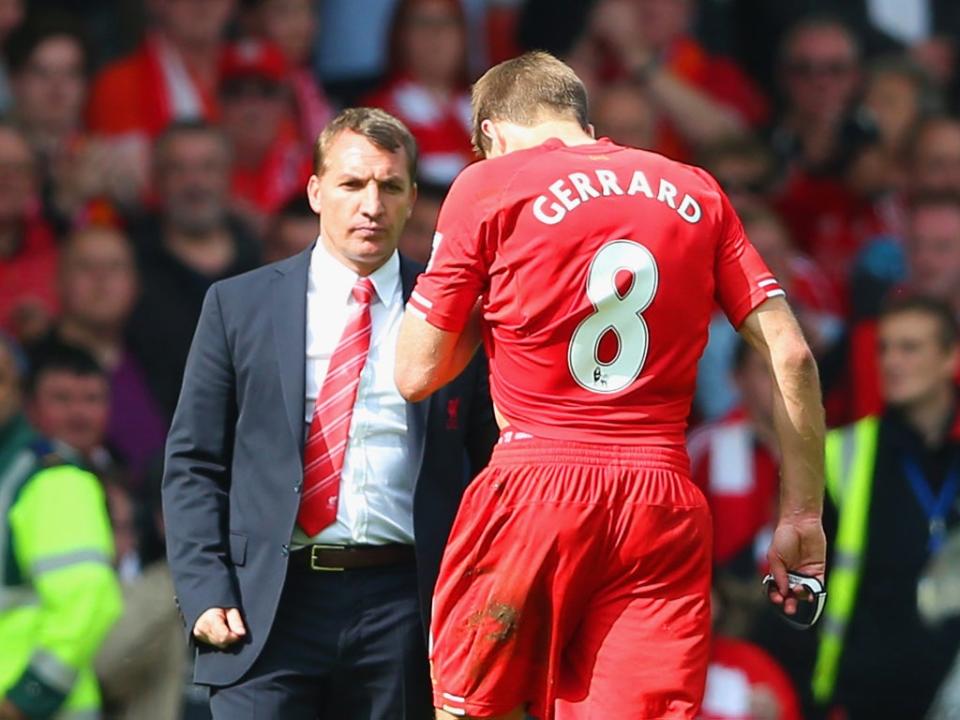 Brendan Rodgers goes to commiserate Steven Gerrard after defeat to Chelsea in 2014 (Getty)