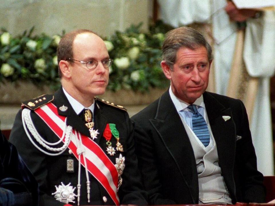 Prinz Charles (r.) und Fürst Albert treffen seit vielen Jahren immer wieder bei Veranstaltungen aufeinander - hier etwa im Jahr 1999 (Bild: imago images / Reporters)