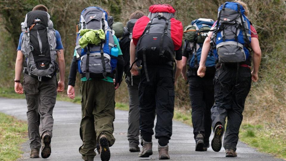 Adolescentes de expedición durante el premio en Devon, Inglaterra.