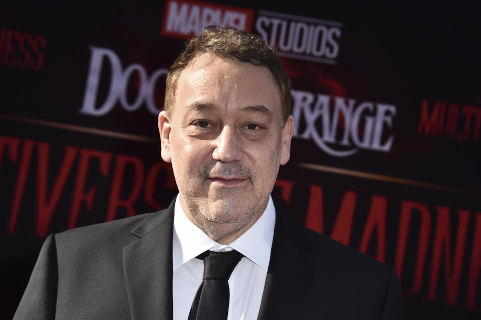 El director Sam Raimi llega al estreno en Los Angeles de "Doctor Strange in the Multiverse of Madness" el 2 de mayo de 2022 en el Cine El Capitan. (Foto Jordan Strauss/Invision/AP Images)