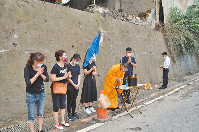 桃園市龜山區承恩公司砂石廠12日側牆倒塌，戴姓計程車司機遭活埋慘死，家屬13日到事發現場招魂，場面哀戚。（賴佑維攝）