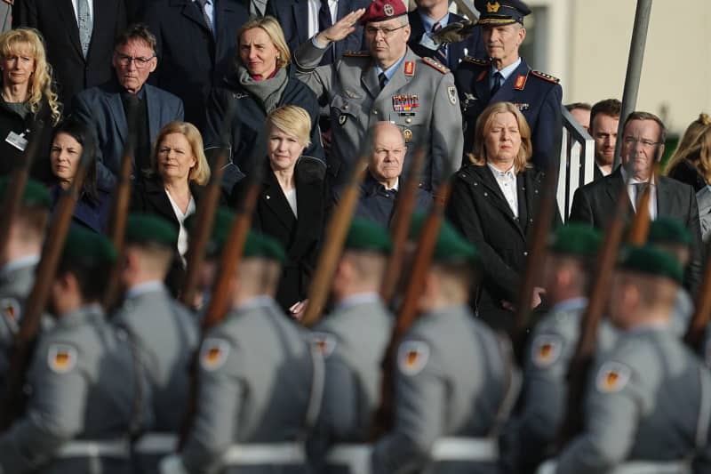 (L-R) Annalena Baerbock, Germany's Foreign Minister, Nancy Faeser, Interior Minister, Manuela Schwesig, Minister-President of Mecklenburg-Western Pomerania and President of the Bundesrat, German Chancellor Olaf Scholz, Baerbel Bas, President of the German Bundestag, and Boris Pistorius, Defence Minister, take part in a final ceremony in honour of soldiers deployed in Mali, in front of the German Ministry of Defence. Kay Nietfeld/dpa