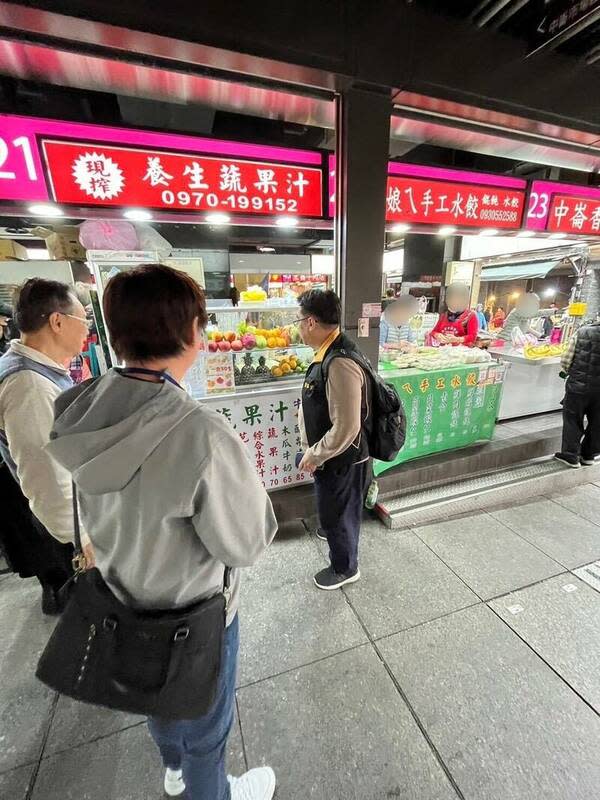 女星購買2片甜糕嚇壞，台北市消保官今(30)日前往稽查後指出，已要求該攤販標明價格及計價方式，否則將開罰。   圖：台北市法務局／提供