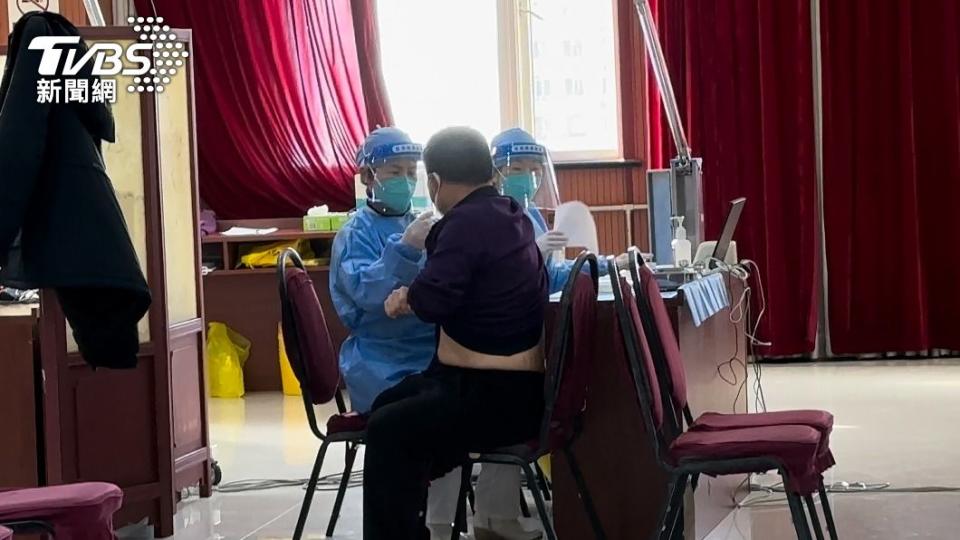 許多中國大陸民眾擔心國產疫苗的效力與副作用，選擇不接種。（圖／達志影像美聯社）