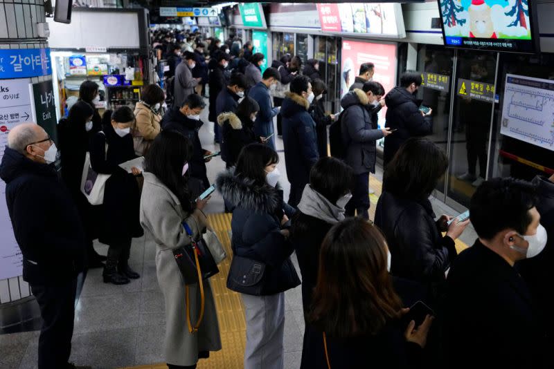 ▲在韓國，65歲以上的年長者們能夠免費搭乘地鐵，近年來有愈來愈多的銀髮族乘客開始使用這項福利。圖為韓國地鐵。（圖／美聯社／達志影像）