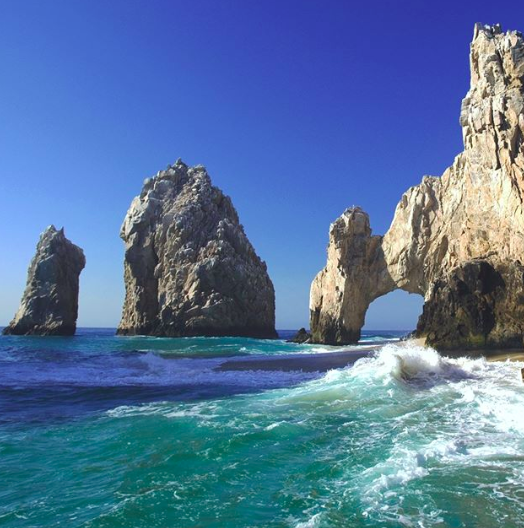 Be surrounded by shades of blue as you head to the famous Arch. Photo: Instagram/loscabostourism