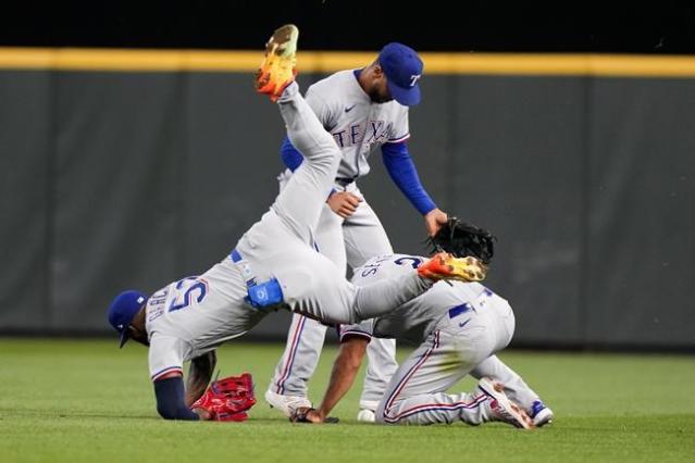 Inside the Mariners' Clubhouse for a Playoff-Clinching Celebration