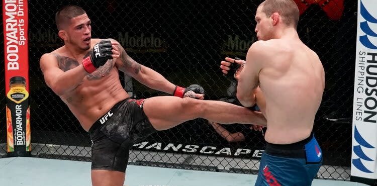 Anthony Pettis kicks Alex Moreno at UFC Vegas 17