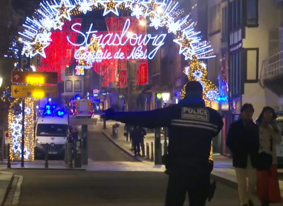 En esta imagen tomada de un video, servicios de emergencia llegan a un mercado navideño en Estrasburgo, Francia, el martes 11 de diciembre de 2018, luego de un tiroteo. (AP Foto)