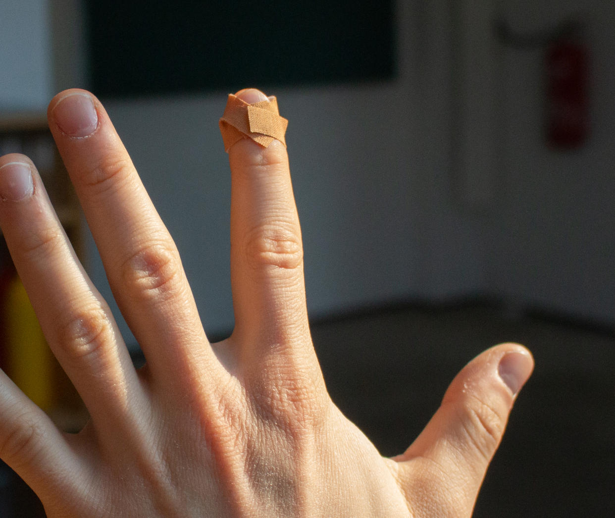 Oft hält das Pflaster am Finger nur sehr kurz, rutscht einfach ab. Mit einem Trick fixiert man es dauerhaft am Finger. (Bild: Yahoo)