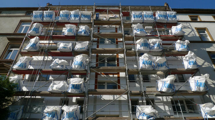 Fassadensanierung bei einem Bestandsgebäude: Energieeffizienzmaßnahmen kosten Milliarden. Foto: dpa