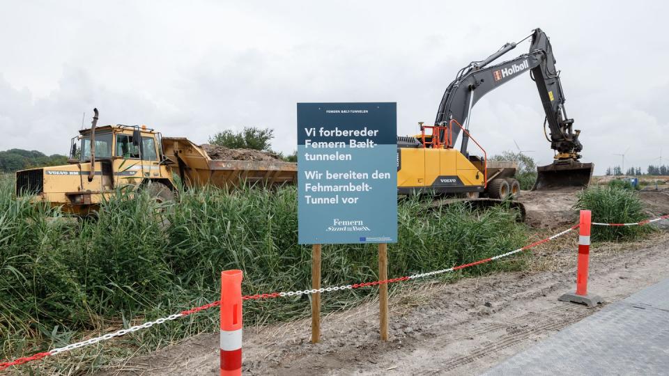 Baumaschinen heben einen Entwässerungsgraben auf dem zukünftigen Baugelände aus.