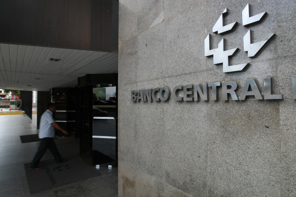 *ARQUIVO* BRAS&#xcd;LIA, DF, BRASIL, 25-04-2013, 19h00: Cliente, entra no Banco Central, no Setor Banc&#xe1;rio Sul, em Bras&#xed;lia (DF). (Foto: Sergio Lima/Folhapress)