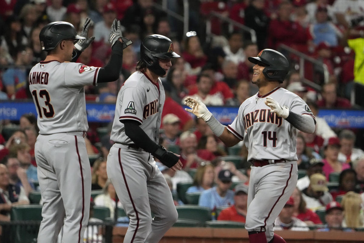 Moreno's homer caps big fourth, D-backs top Cardinals