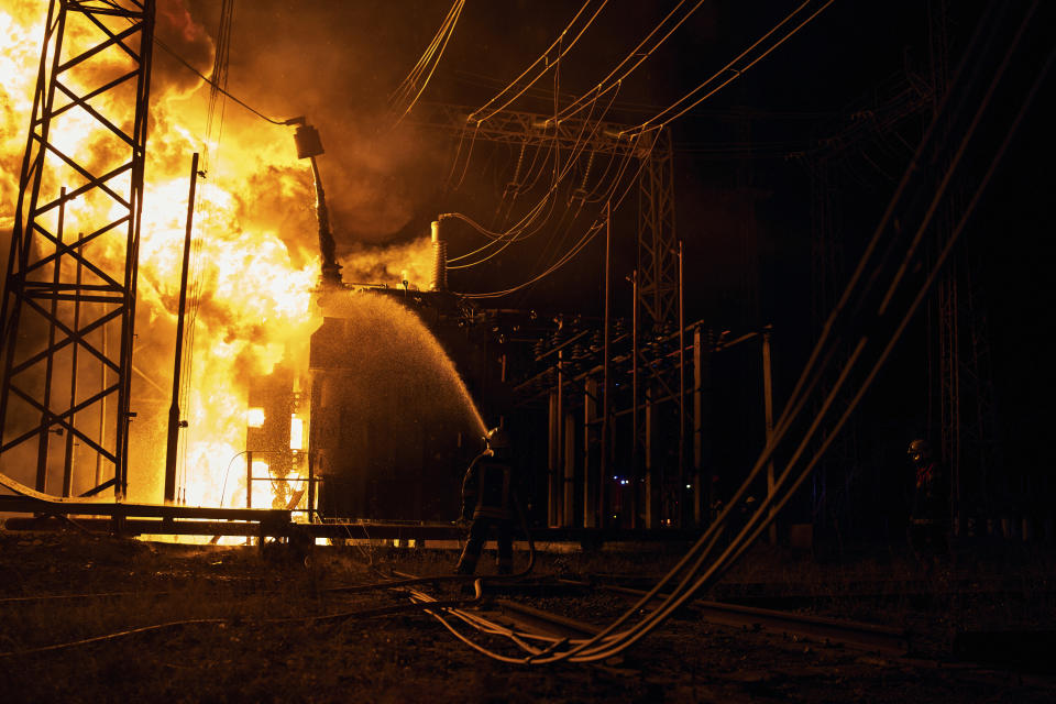 Bomberos intentan apagar un incendio luego que un ataque ruso con cohetes impactó una central eléctrica, el domingo 11 de septiembre de 2022, en Járkiv, Ucrania. (AP Foto/Kostiantyn Liberov)