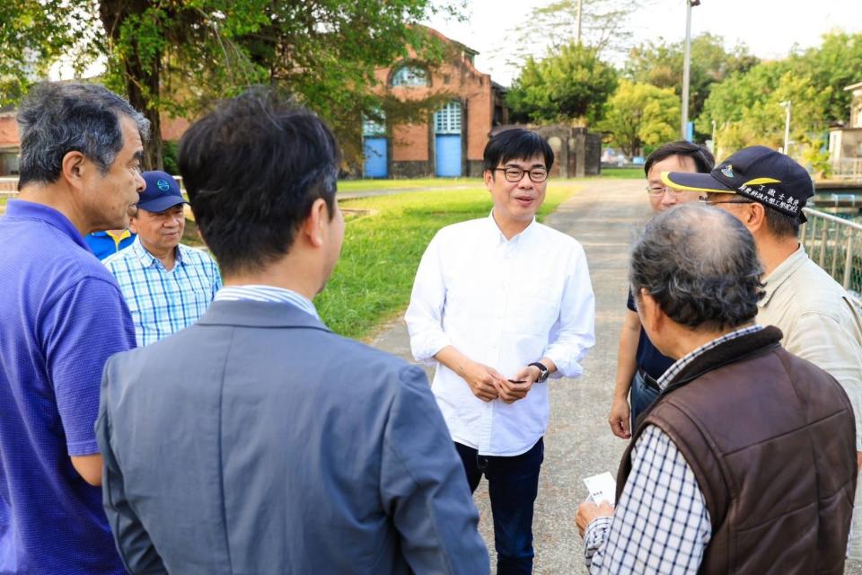 陳其邁偕同台、日多位水利專家學者，視察竹寮取水站。高適府水利局提供