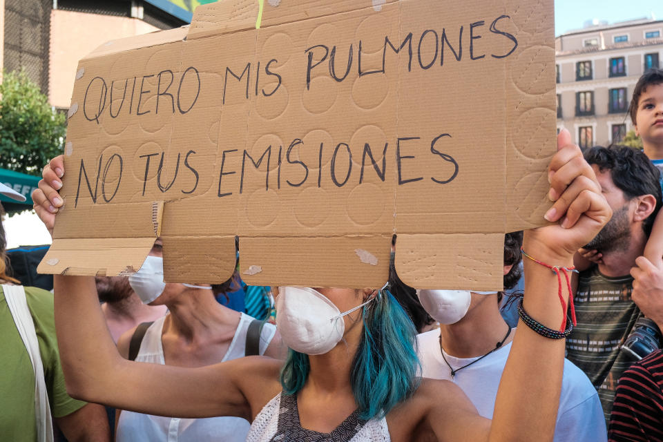 Manifestantes inundaron las calles de Madrid, España, el 29 de junio de 2019 para oponerse a la decisión del recién elegido alcalde conservador de revertir las restricciones a la contaminación de automóviles.(Foto: Antonio Navia/NurPhoto via Getty Images)