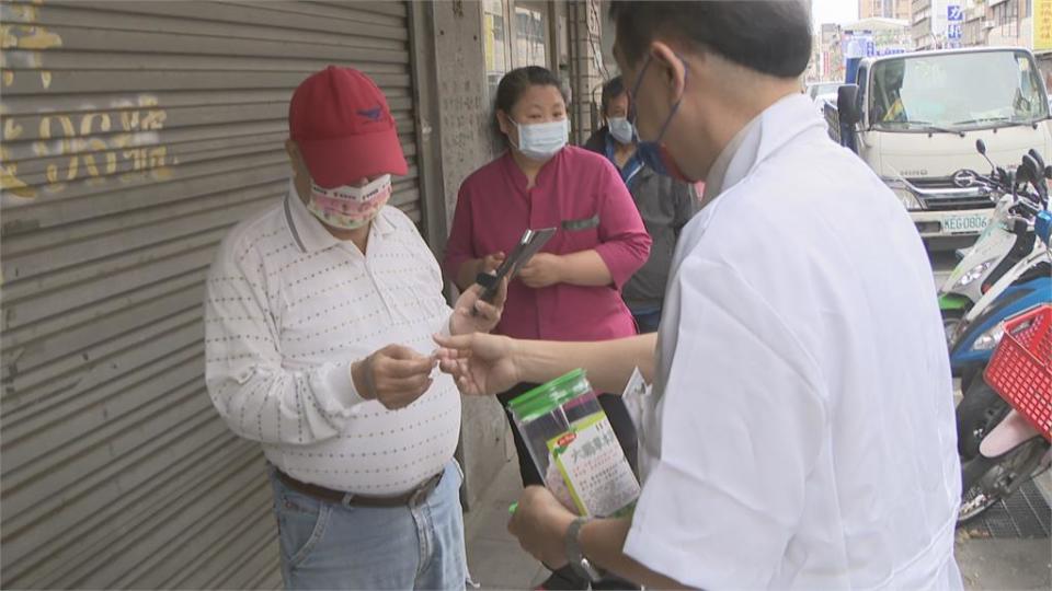 快篩實名制上路第三天　首遇假日藥局排長龍