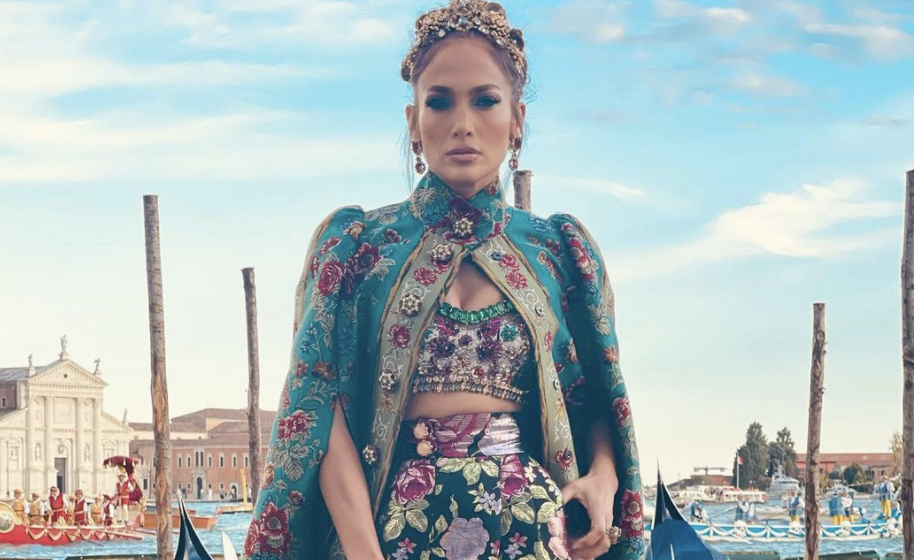 Jennifer Lopez shows off her midriff in regal Dolce & Gabbana look. (Photo: Instagram)