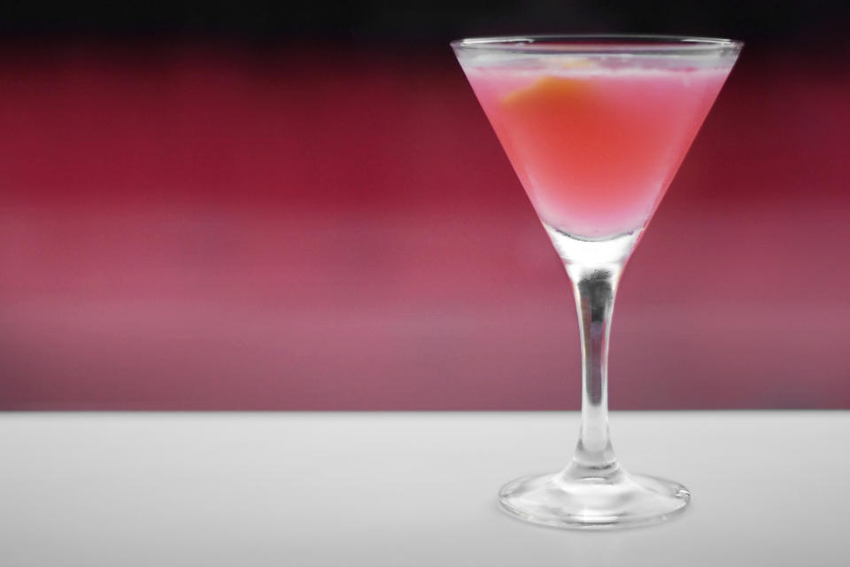 Vodka, Cointrau, succo di lime, mirtillo e ghiaccio: ecco il Cosmopolitan, cocktail con la grande storia che secondo alcune versioni (ce ne sono diverse) risale addirittura agli anni '20. La verità è che però ci piace berlo da fine anni '90, da quando Madonna si fece fotografare al Rainbow Room di New York con un bicchiere di Cosmopolitan in mano, e poi con Sex & the City il Cosmo è definitivamente diventato il cocktail delle donne. Intanto la mixologist continua a cambiare proponendo drink a base di erbe, e analcolici - i mocktail - per chi vuole bere senza sensi di colpa. (Getty)