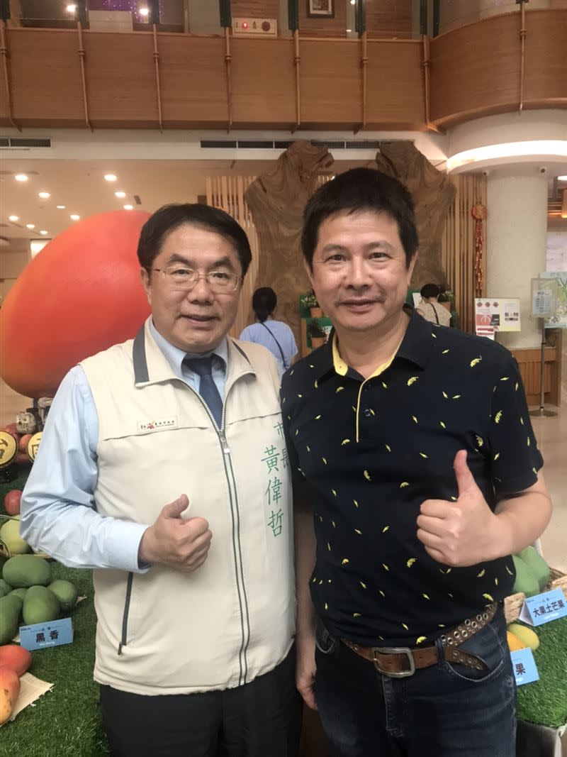 左為台南市長黃偉哲右為南瀛公司總經理余清永