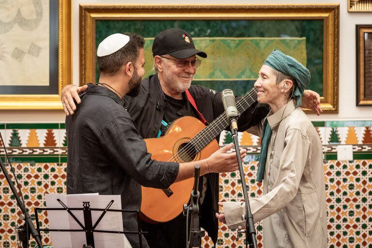 León Gieco con los cantantes Gastón Saied y Nuri Nardelli