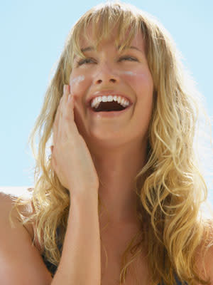 woman using natural sunscreen