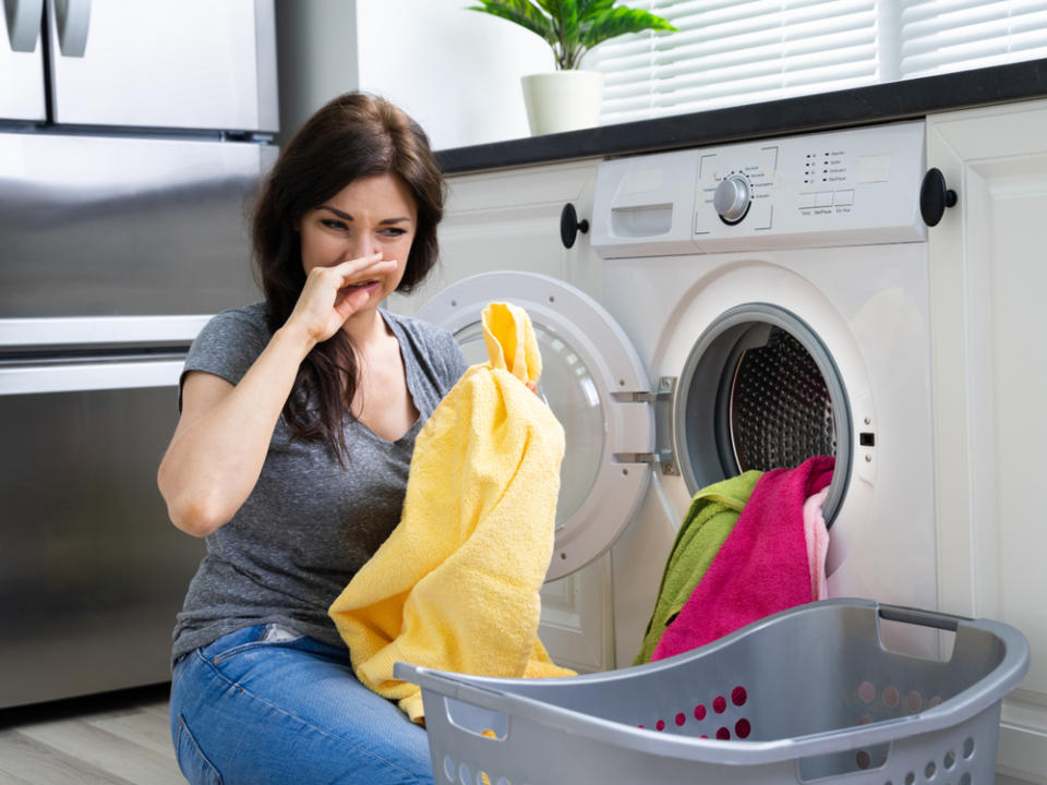 Eine ungepflegte Waschmaschine sorgt für üble Gerüche bei der Wäsche. (Bild: Andrey_Popov / Shutterstock.com)