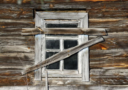 An abandoned house is seen in the 30 km (19 miles) exclusion zone around the Chernobyl nuclear reactor in the abandoned village of Dronki, Belarus, January 28, 2016. REUTERS/Vasily Fedosenko