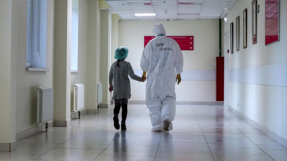 Niña en un hospital