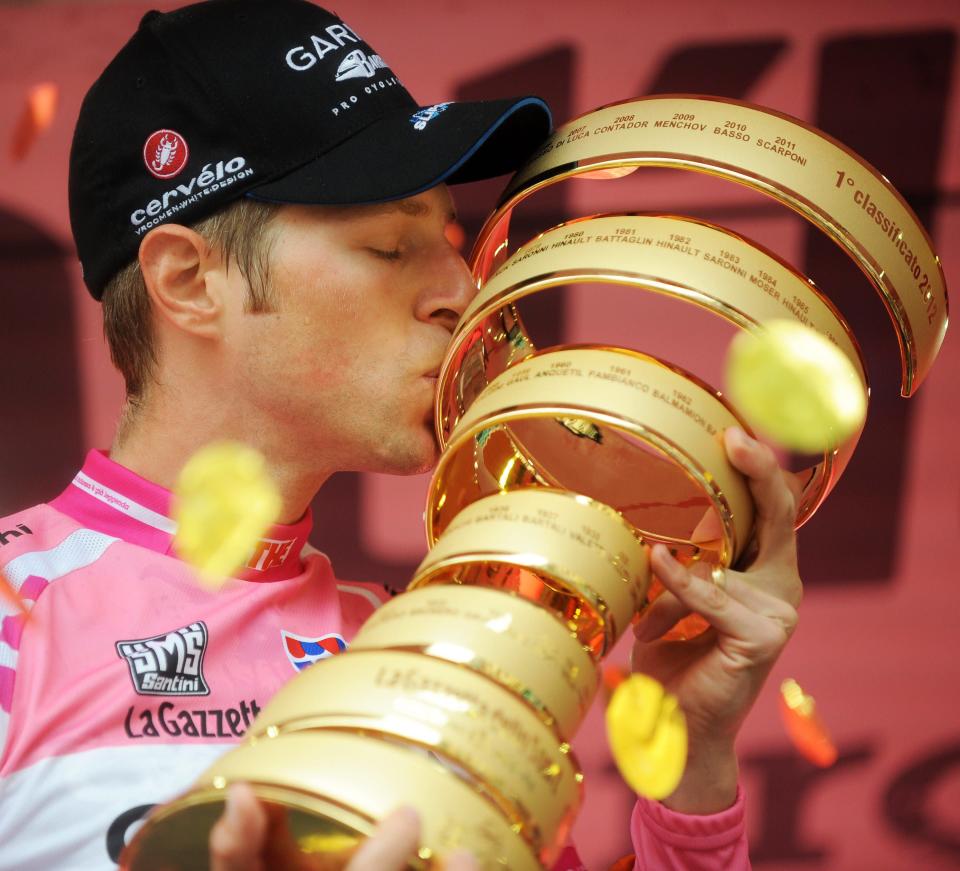 Ryder Hesjedal est devenu le premier Canadien de l'histoire à remporter un évènement majeur de cyclisme alors qu'il a été sacré champion du Giro d'Italie, dimanche. (PC)