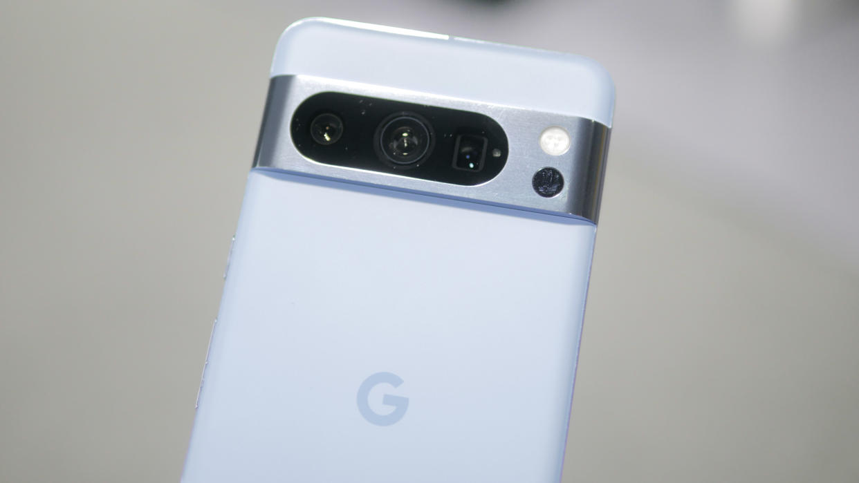  Google Pixel 8 Pro hands-on. 