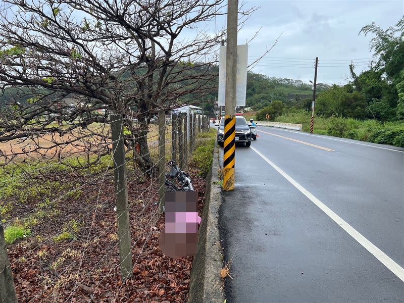 苗栗縣通霄鎮南和路8日上午發生一起死車禍，一輛電動機車疑似天雨路滑，轉彎時失控打滑摔車，導致頭部受到重創死亡。(圖／翻攝畫面)