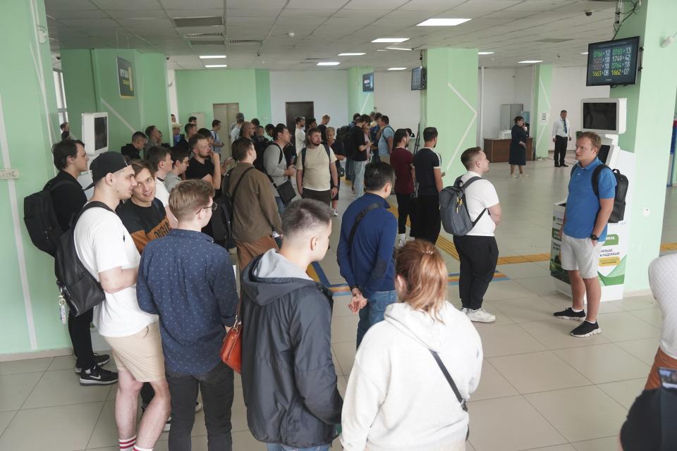 Rusos hacen fila para obtener un Número de Identificación Personal en Almaty, Kazajistán, martes 27 de septiembre de 2022. Muchos rusos huyen tras la orden del presidente Vladimir Putin de reforzar sus tropas en Ucrania. (Vladimir Tretyakov/NUR.KZ via AP)