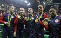 2016 strahlten die US-Turnerinnen bei den Olympischen Spielen in Rio, doch hinter der Fassade spielte sich offenbar Furchtbares ab. Gabby Douglas (2.v.r.) beschuldigte den Teamarzt als vorerst letzte von sechs Athletinnen, sie sexuell missbraucht zu haben. Auch Teamkollegin Aly Raisman (l.) hatte den Mediziner bezichtigt. Die Vorfälle werden nun untersucht. (Bild-Copyright: Julio Cortez/AP)