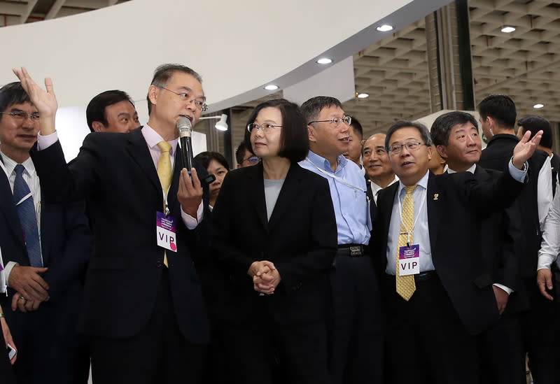 「2018台灣醫療科技展」29日在南港展覽館舉行，台北市長柯文哲（前左3）等人陪同總統蔡英文（前左2）參觀展場。圖片來源：中央社