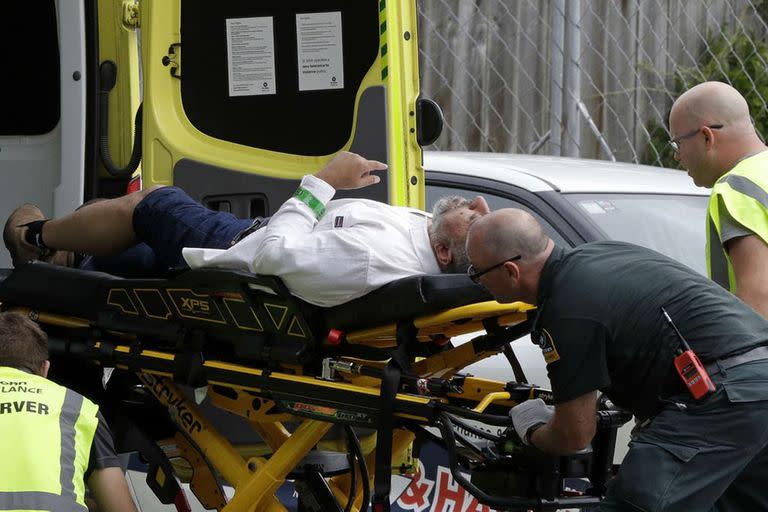 Uno de los heridos de la masacre siendo trasladado al hospital local de Christchurch