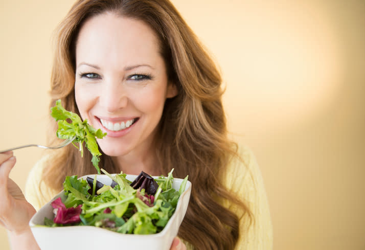 Las verduras de hoja verde son uno de los alimentos permitidos en la dieta ketogénica. Foto: Jamie Grill/Getty Images