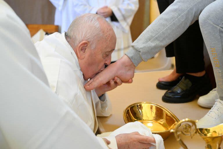 Esta foto tomada y distribuida el 28 de marzo de 2024 por The Vatican Media muestra al Papa Francisco realizando el 