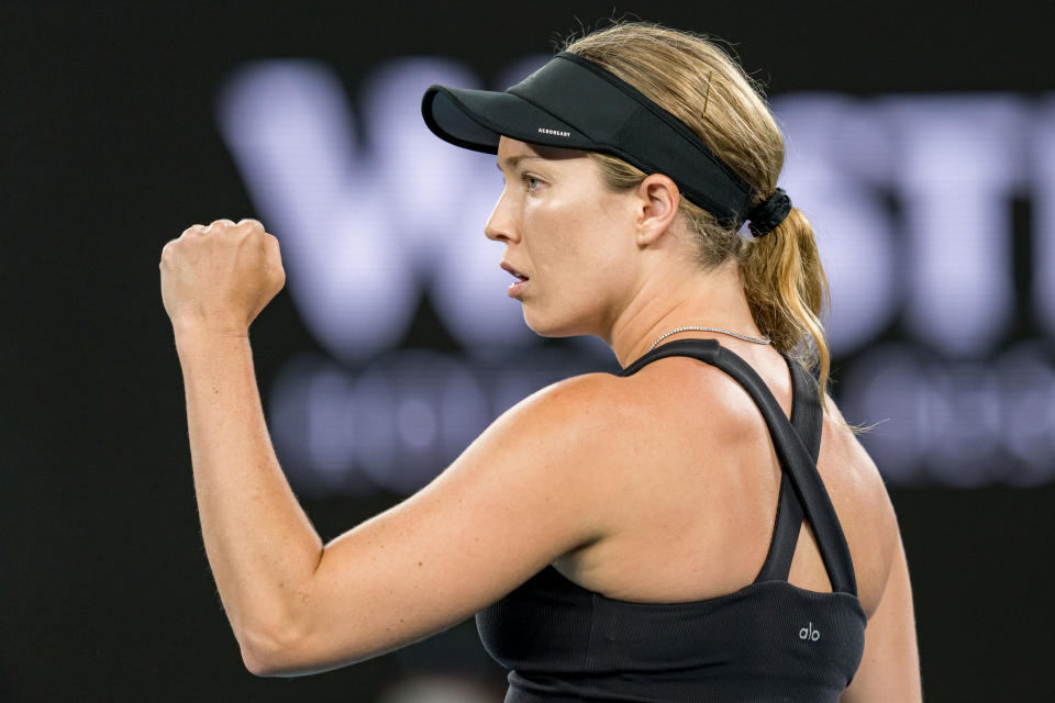 MELBOURNE, AUSTRALIA - 27 DE ENERO: Danielle Collins de Estados Unidos celebra ganar un punto en su partido de semifinales de individuales femeninos contra Iga Swiatek de Polonia durante el día 11 del Abierto de Australia 2022 en Melbourne Park el 27 de enero de 2022 en Melbourne, Australia.  (Foto de Andy Cheung/Getty Images)