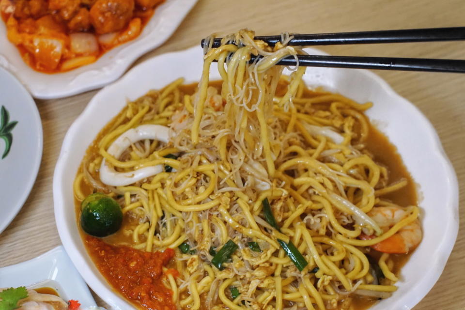 pulling shot of Hokkien Mee